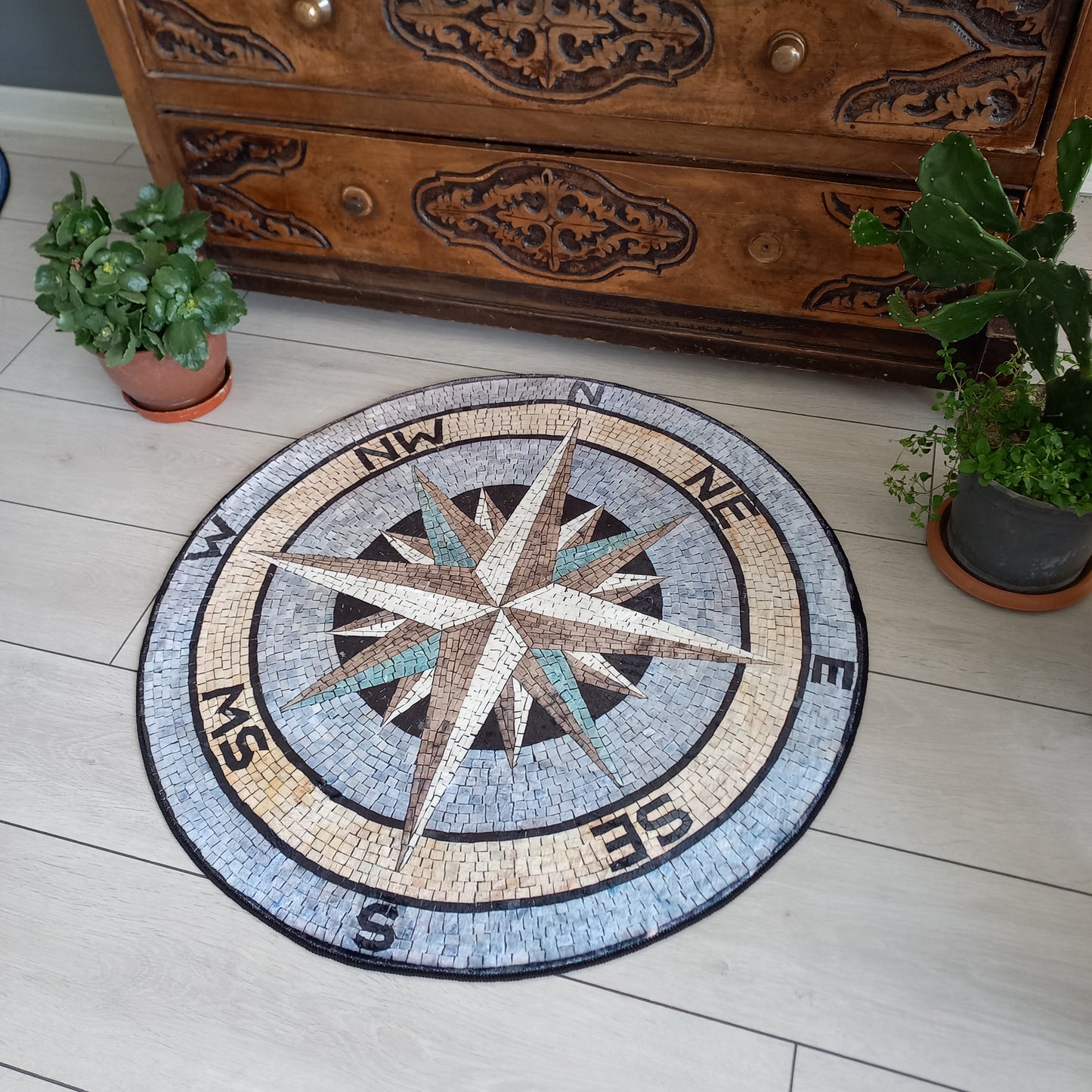 Mosaic Compass Design Round Rug – Nautical-Inspired Floor Decor